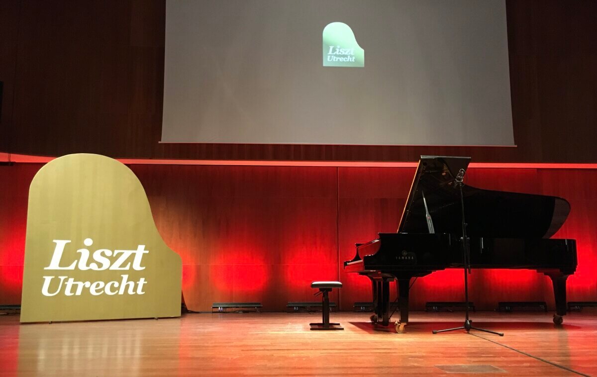 Podium Hertz-zaal in TivoliVredenburg net voordat het All-Liszt pianorecital begint. Foto: Dik Binnendijk