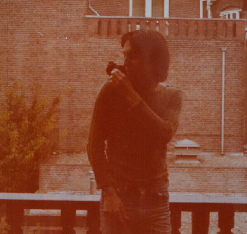Peter met zijn tamme kauw Roekie. Foto: Dik Binnendijk (september 1977)