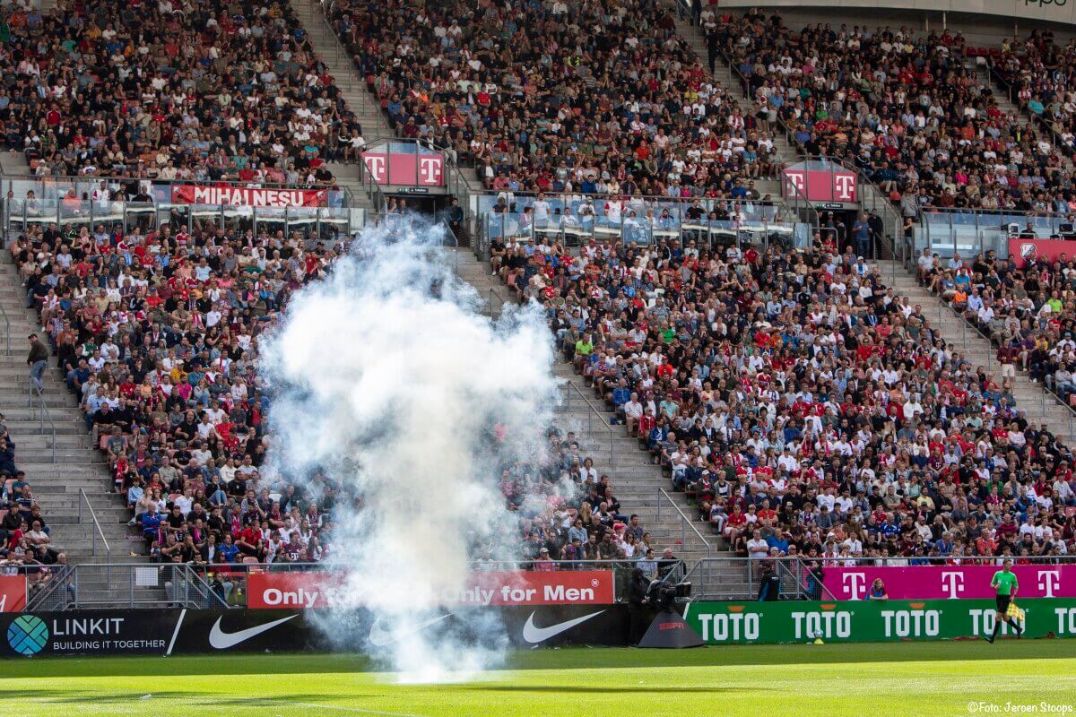 Een vuurwerkbom in het strafschopgebied van Remko Pasveer. Foto: Jeroen Stoops