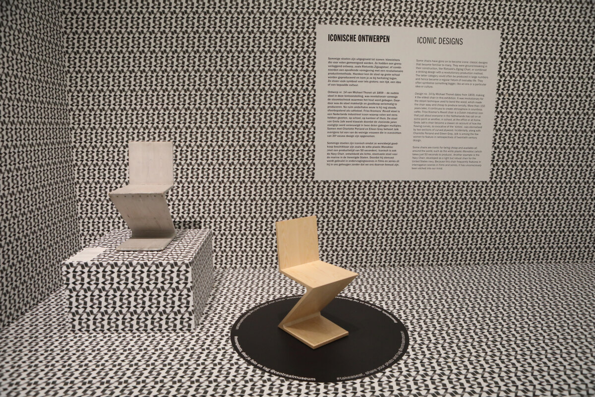 De zigzagstoel van Gerrit Rietveld en Gerard A. van Groenekan uit 1932. Foto's: Ton van den Berg