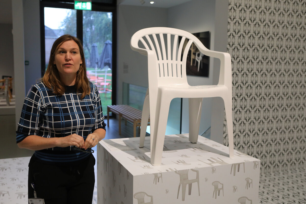 Curator Natalie Dubois bij de Plastic Side Chair.