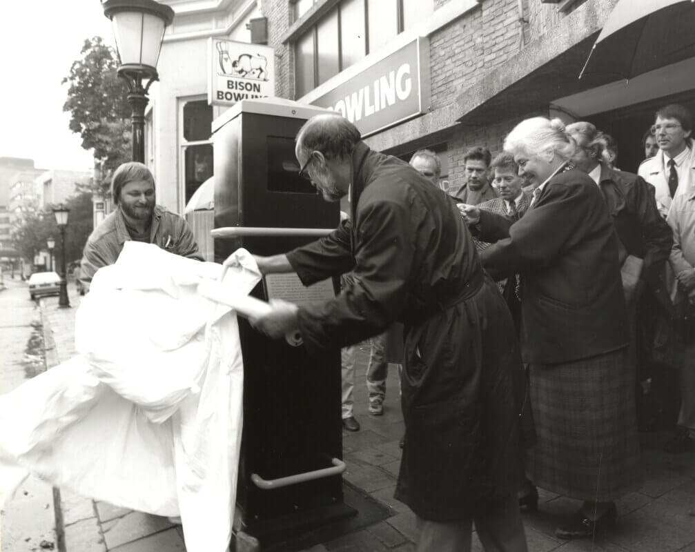 Onthulling van de oorspronkelijke Loertoeter in 1988 met wethouder Van Willigenburg en rechts burgemeester Vos. Foto: Het Utrechts Archief