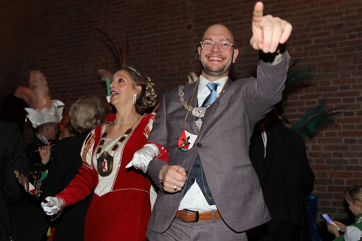 Wethouder Dennis de Vries (PvdA) leidt met stadsprinses Martina den Vierde de polonaise in de Domtoren. Foto's: Ton van den Berg