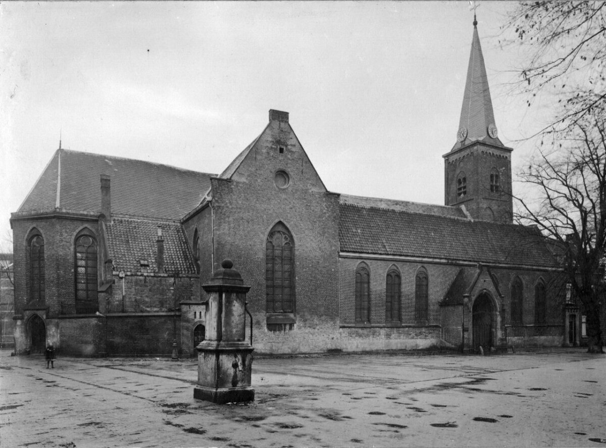 Zicht op noordgevel Geertekerk. Foto: HUA (1923)