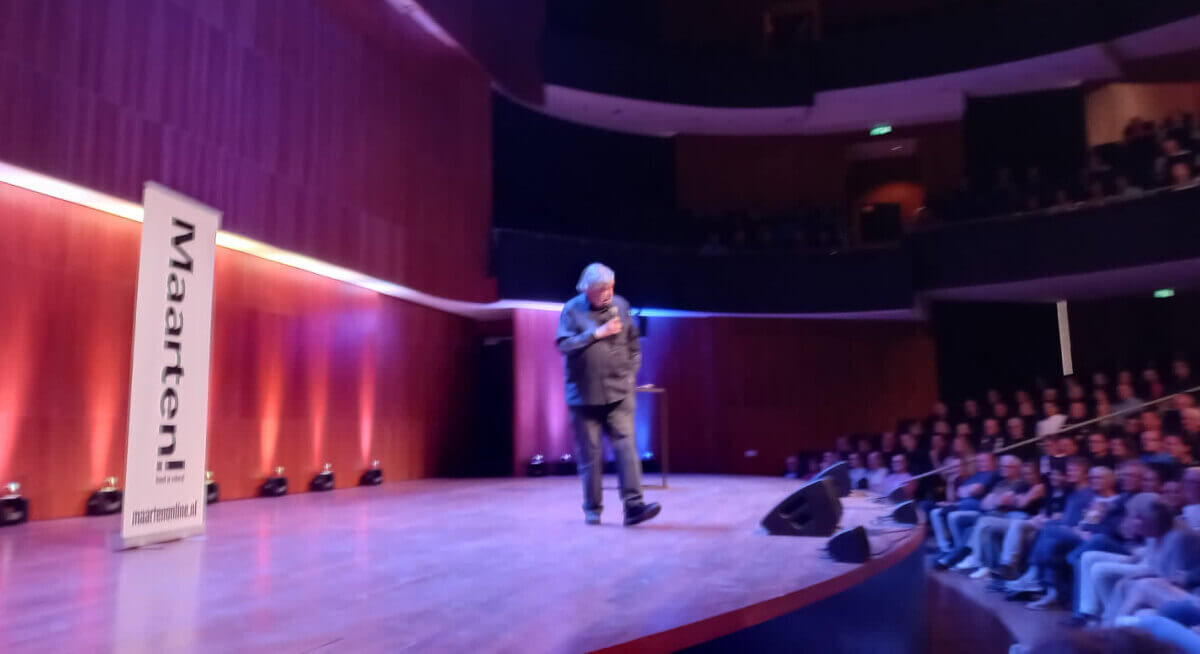 Maarten van Rossem in een volle Hertz-zaal in TivoliVredenburg. Foto: RT