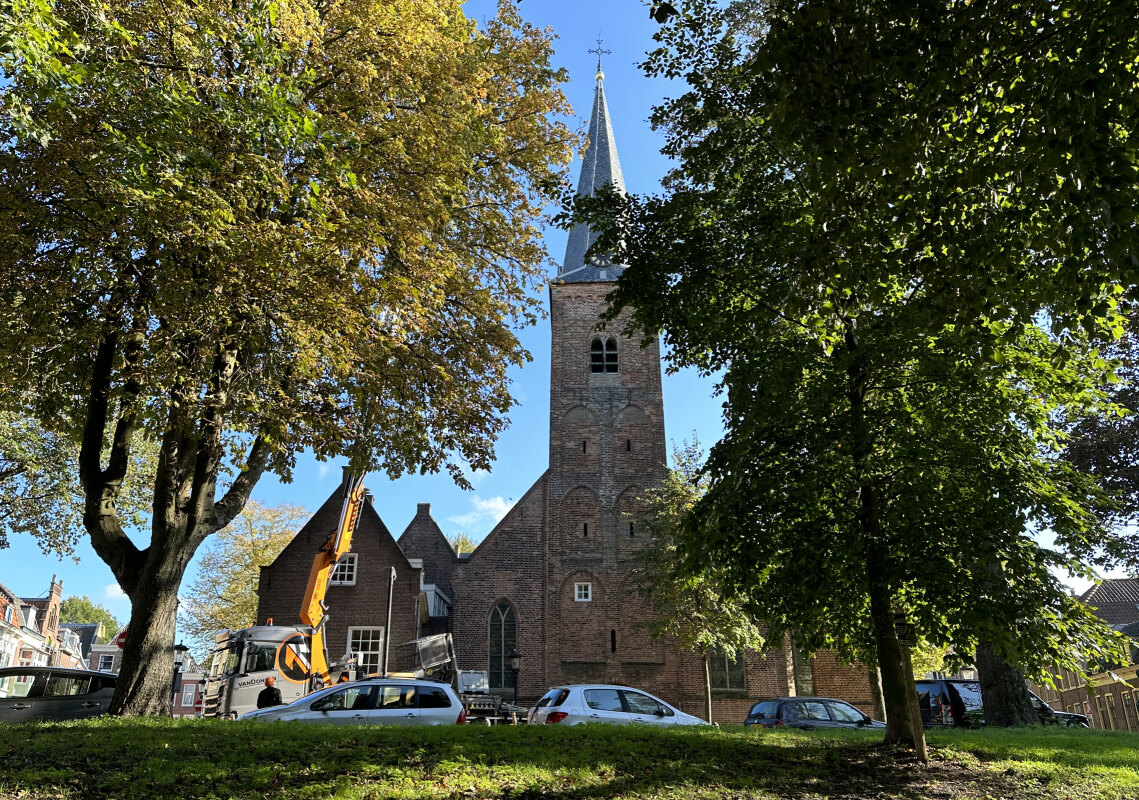 De Geertekerk, met bouwkraan, gezien vanaf de singel/Pelmolenweg. Foto: Dik Binnendijk (2023)
