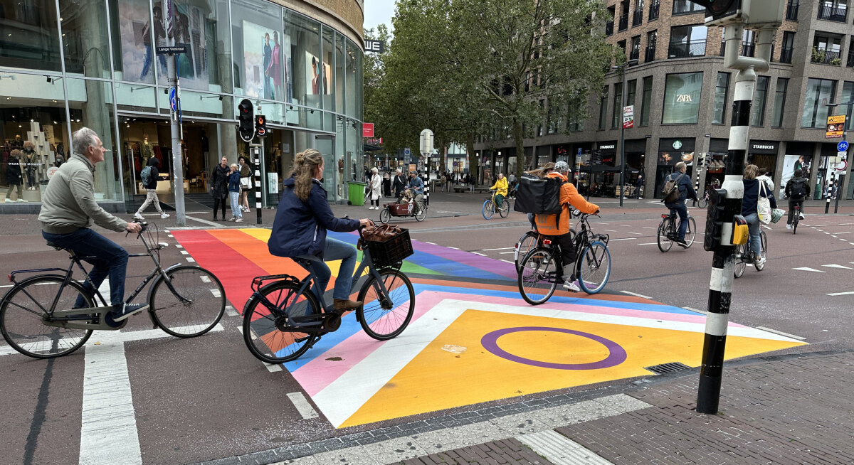 Een Progress Pride-vlag op de oversteekplaats bij de Lange Viestraat. Foto: DB
