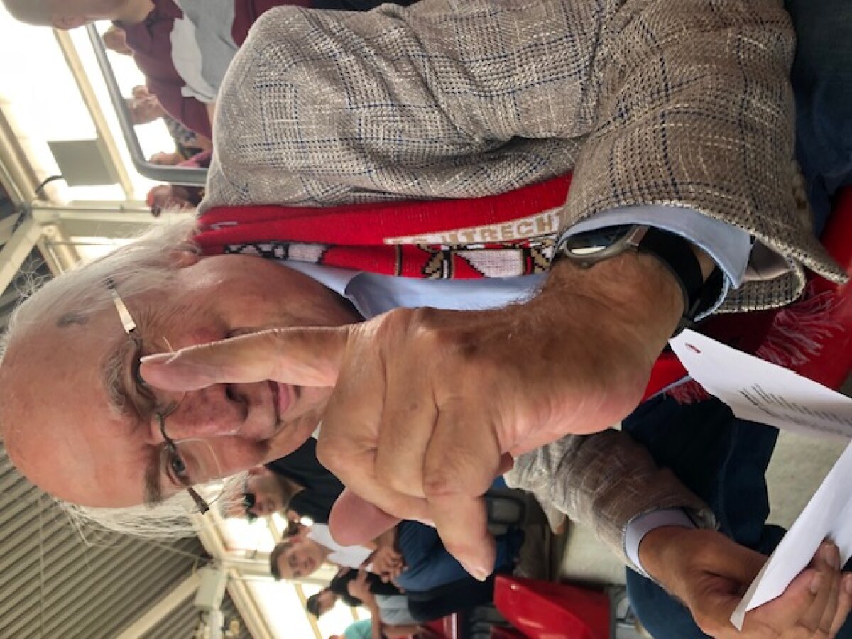 De eerste goal van FC Utrecht is eindelijk een feit, Ad van Liempt glimlacht op Vak P (foto: Hans van Echtelt)