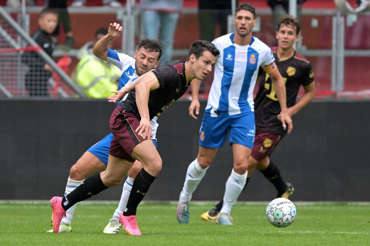 Douvikas aan de bal tijdens de oefenwedstrijd tegen Espanyol. Foto: website FC Utrecht