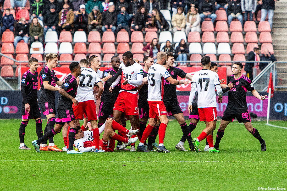 Opstootje bij FC Utrecht tegen Feyenoord kort voor rust. Foto: Jeroen Stoops