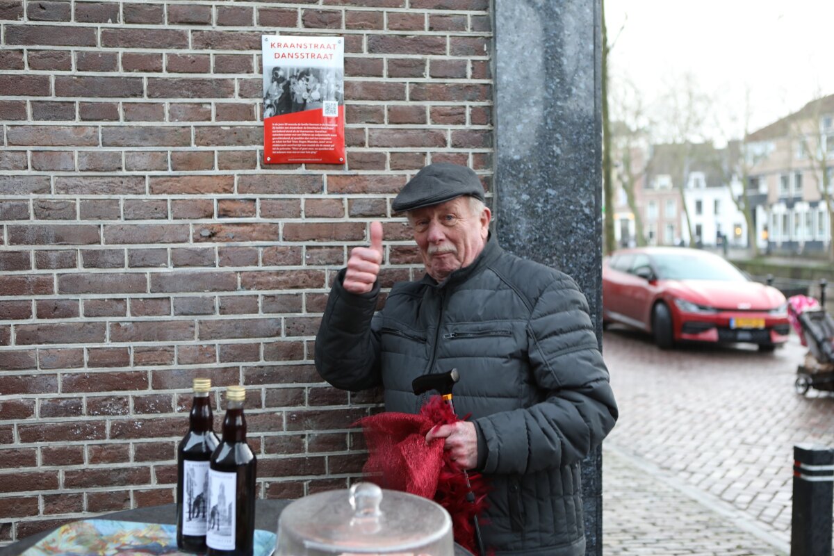 Jan Veerman jr. bij het onthulde Kraanstraat/dansstraat-bordje. Foto: Ton van den Berg