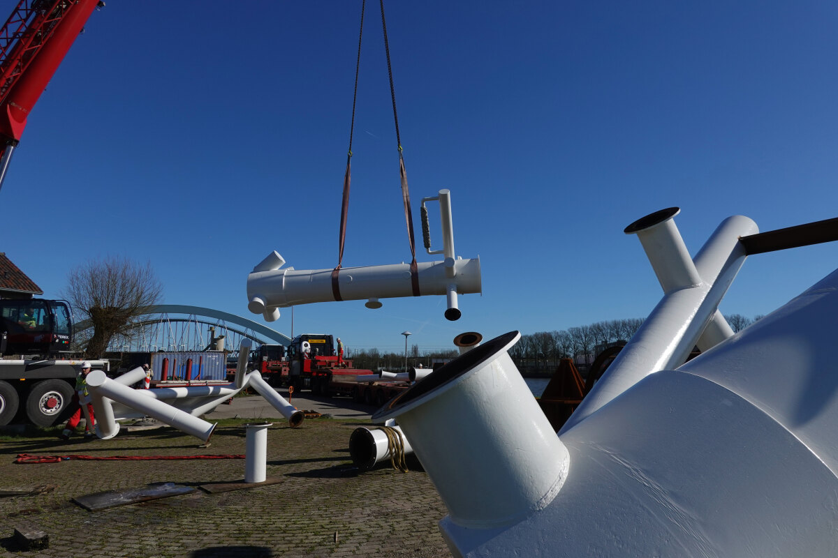 Onderdelen van de sculptuur Welland worden op diepladers van Mammoet gezet. Foto: Ton van den Berg