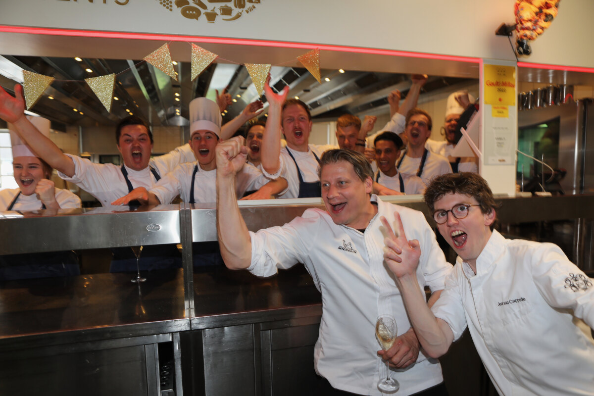 Chefkok Leon Mazairac en zijn collega Jent van Capelle en alle koks van Karel V vieren feest. Foto: Ton van den berg