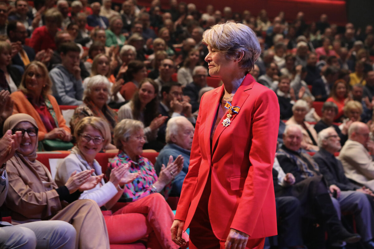 Frida van den Maagdenberg met haar lintje in de Stadsschouwburg. Foto: Ton van den Berg