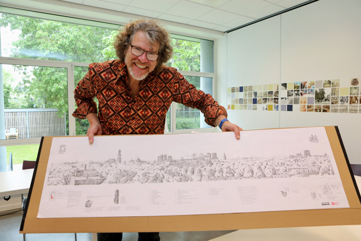 Fedor van Rossem met de originele tekening van de skyline van Utrecht. Foto: Ton van den Berg
