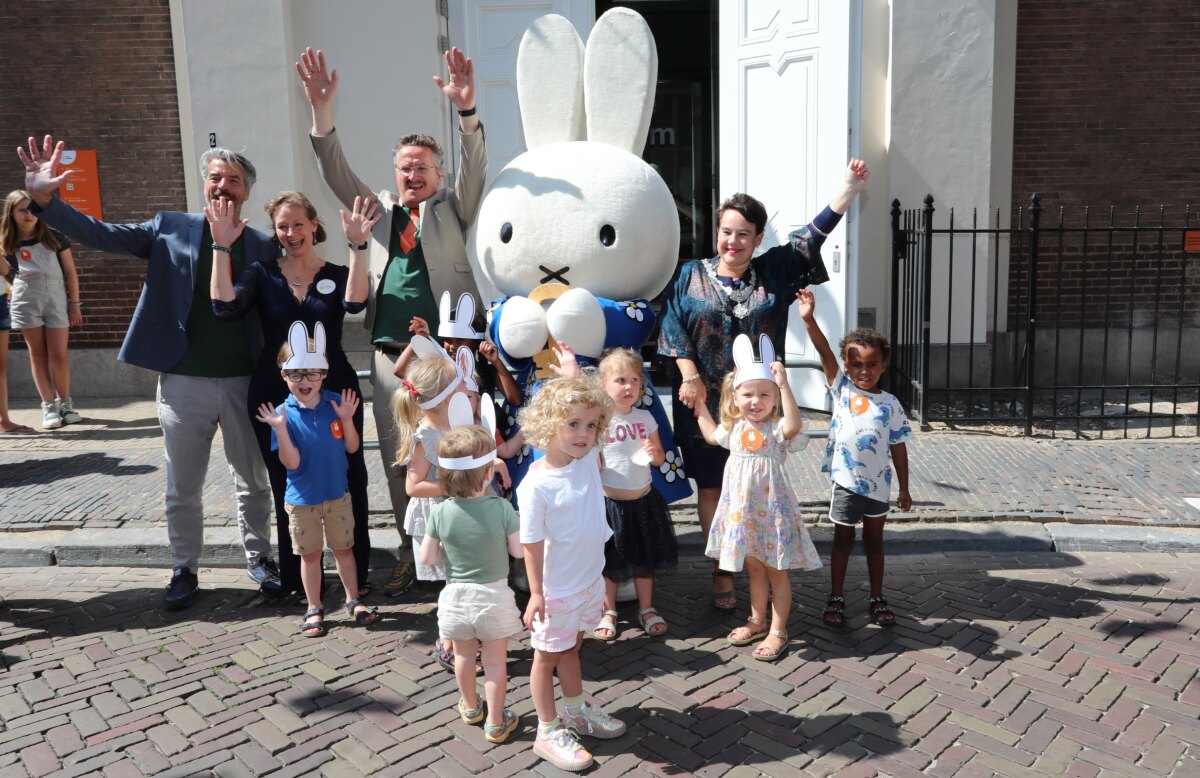 Juichende kinderen met burgemeester Dijksma en directie van het nijntjemuseum. Foto: Ton van den Berg