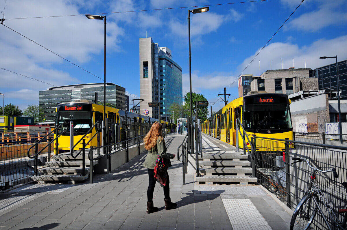 Sneltrams op het Centraal Station aan de Jaarbeurskant. Foto: HUA