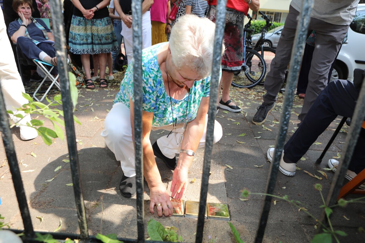 Corrie Huiding plaatst de laatste struikelsteen voor familie Roeders. Foto: Ton van den Berg