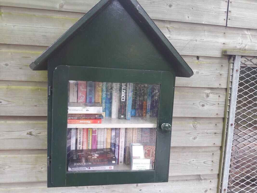 Het boekenkastje op Tuinenpark ‘Ons Buiten’ aan de rand van Voordorp. Foto: LE