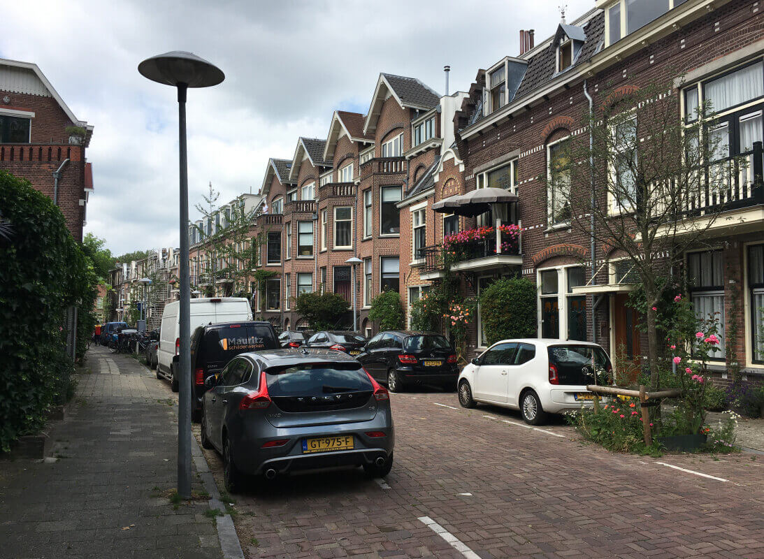 Bellamystraat 1, 3, 5, 7, 9, 11, 13, 15.... Foto: Dik Binnendijk (juli 2021)