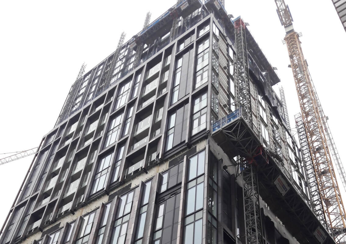 Op de bouwplaats van de Galaxy Tower heerst al twee weken doodse stilte (foto: Louis Engelman)