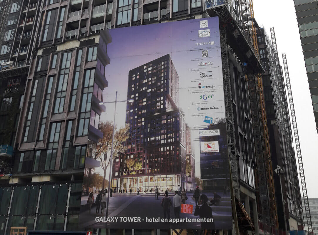 Galaxy Tower wordt gebouwd aan de Croeselaan, bijna recht tegenover de ingang van het Centraal Station. Foto Louis Engelman