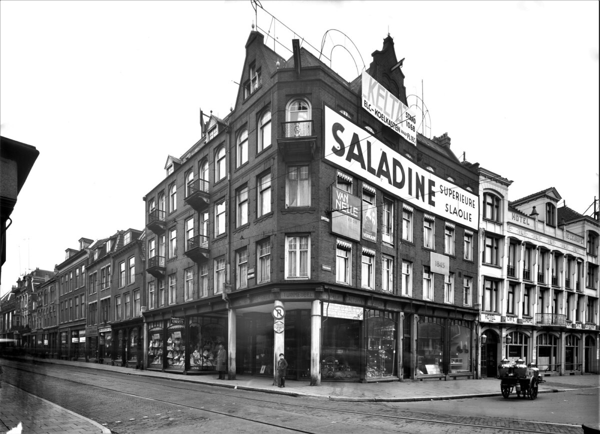 Rond 1935, toen het pand al was overgenomen door de gemeente Utrecht. Delen van het pand waren verhuurd en er werd nog wat geld verdiend met muurreclame. Goed te zien is dat er aan de kant van het Vreeburg één grote etalageruit is verwijderd en aan de kant van de Viestraat twee.