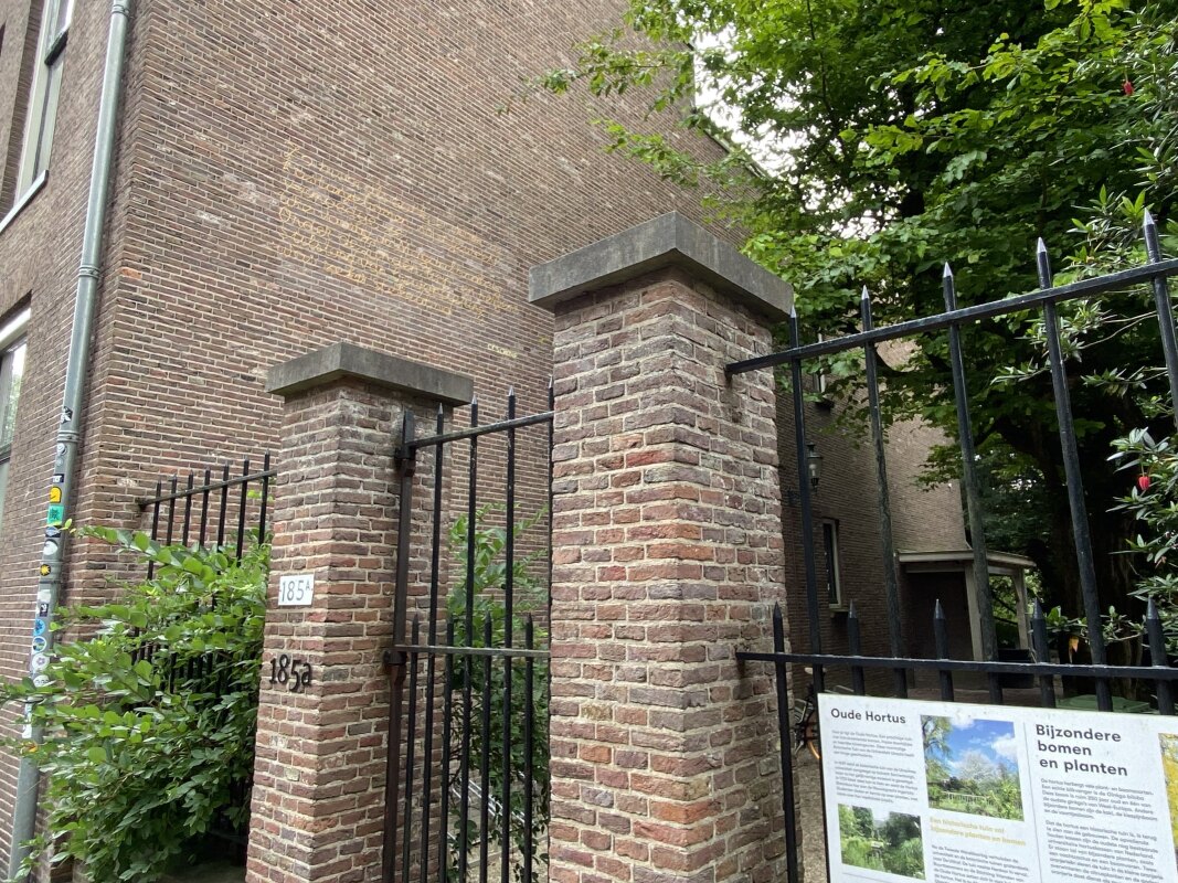 Linksboven de tekst van Crone. Foto: JT