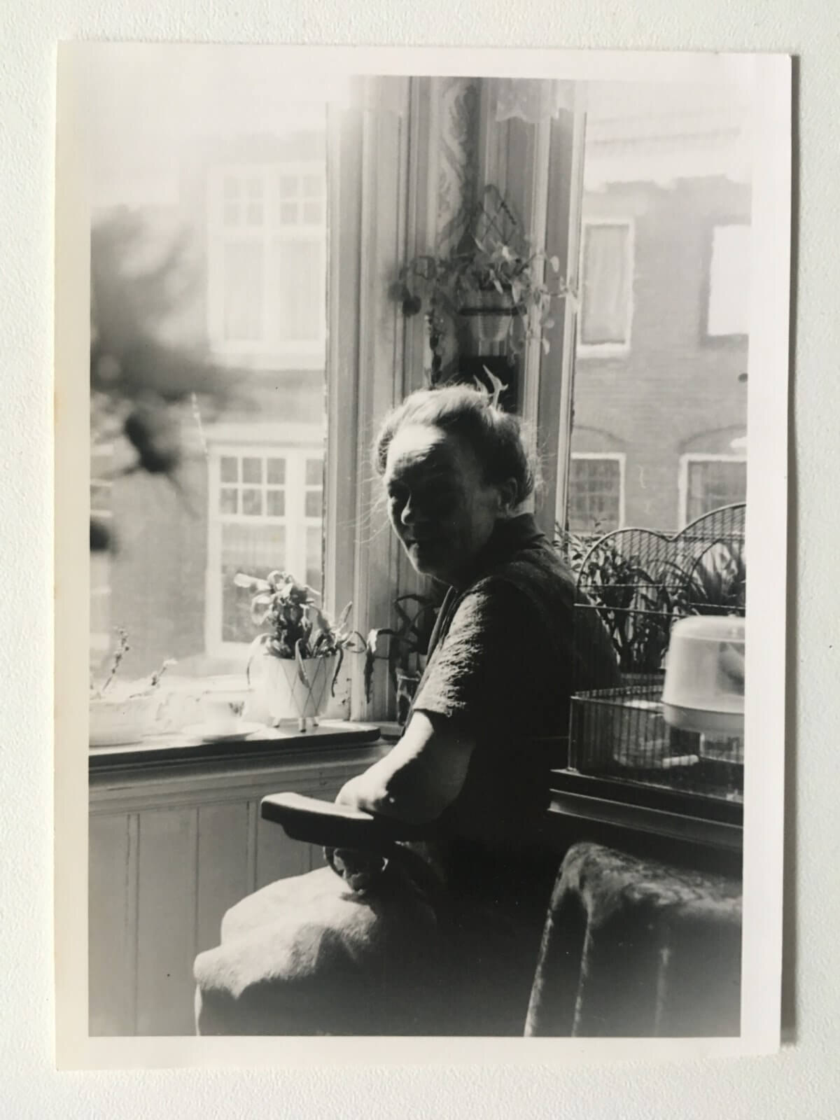 Eerste verdieping: voorkamer; opoe in haar erker (1972). Foto: Dik Binnendijk