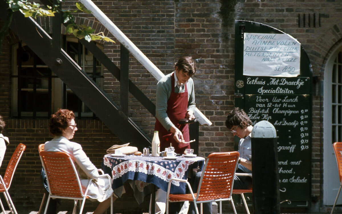 Het terras van het restaurant Het Draeckje. Foto: J.G. Menningh/HUA (foto gemaakt tussen 1972 en 1975)