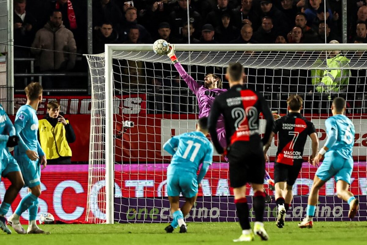 Vasilis Barkas zag in Almere deze vrije trap tegen de lat gaan. Foto: website FC Utrecht