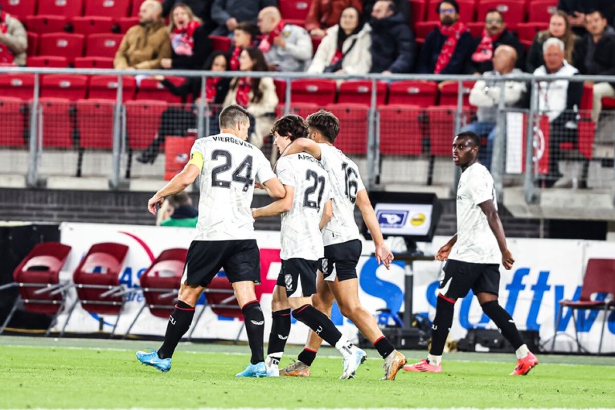 Doelpuntenmaker Paxten Aaronson (nummer 21) wordt gevierd. Foto: website FC Utrecht