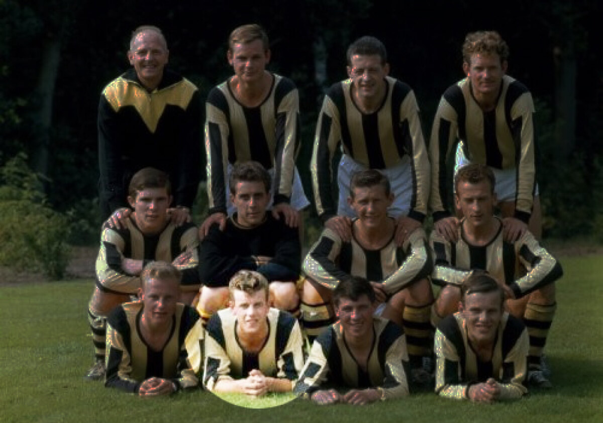 Sluijk in een elftal van Velox, waarin ook Wim van Hanegem speelde (linksboven hem). Foto: archief Van Echtelt