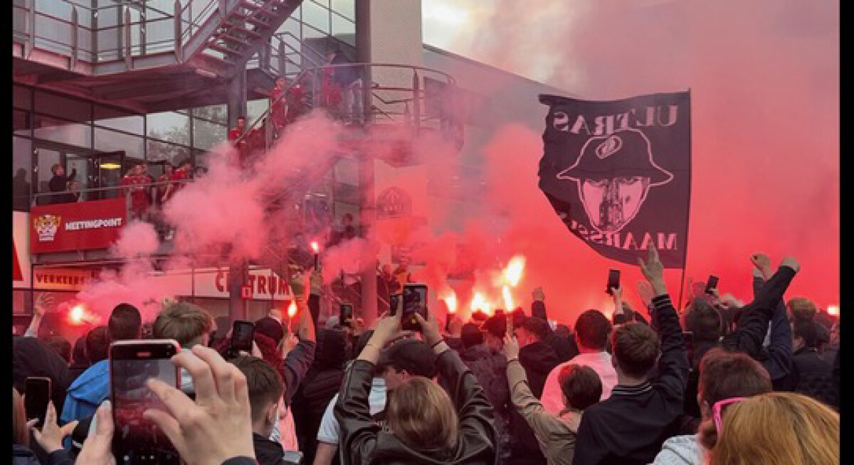 Voorafgaand aan de wedstrijd was er een sfeeractie van supporters. Foto: Gerard Leenen