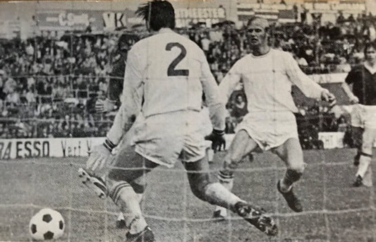 1970. Ries Coté (in het wit, rechts) ziet hoe de man naast hem, Johan Cruijff de nummer 2, Co Adriaanse belaagt (archief)