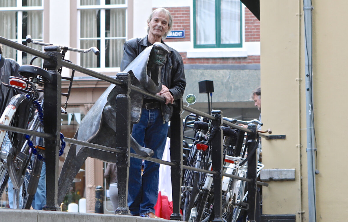 Ad Jenner bij het beeld De Baliekluiver op de Gaardbrug. Foto: Ton van den Berg