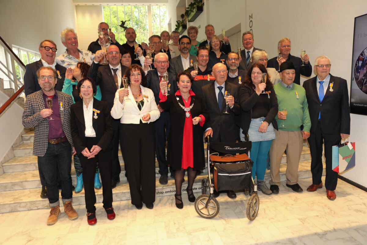 De Utrechters die een lintje kregen poseren met burgemeester Dijksma. Foto: Ton van den Berg