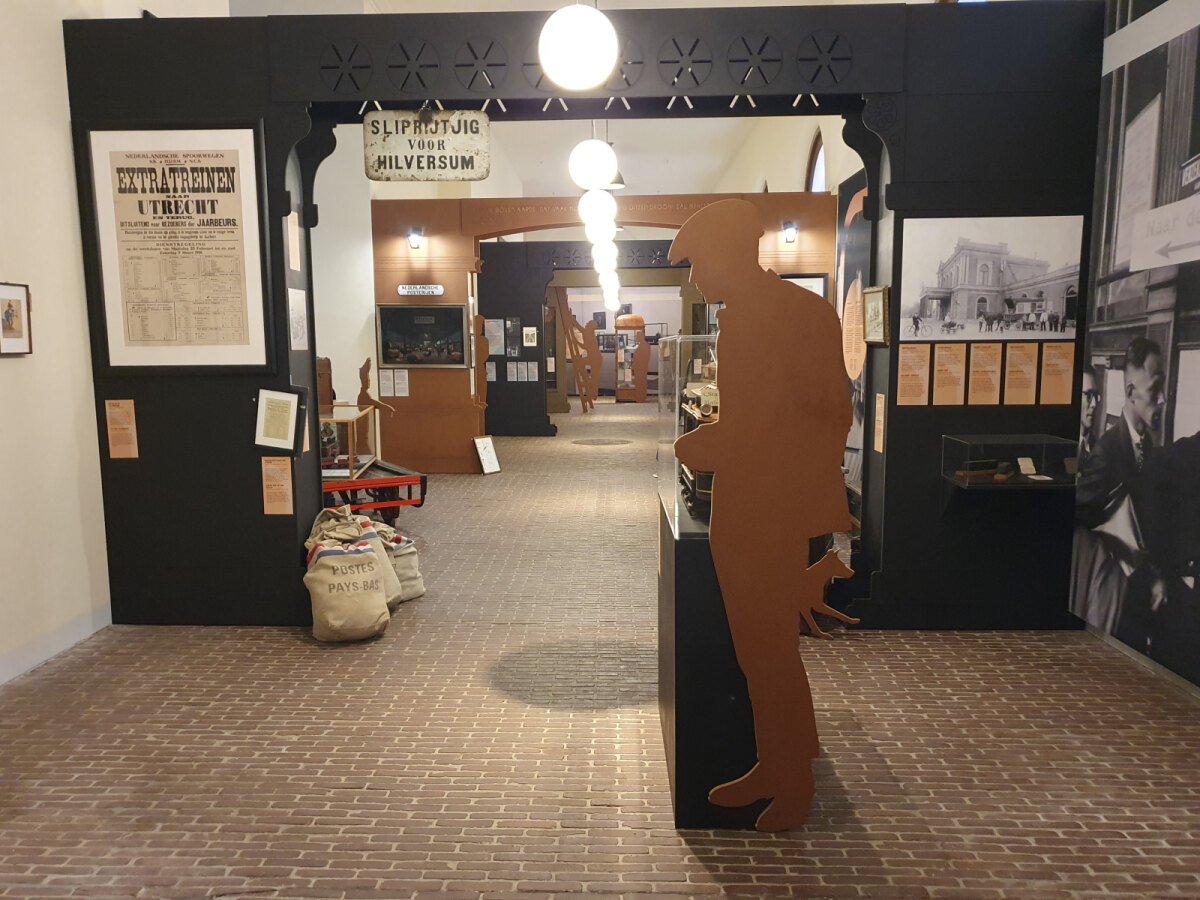 Een van de zalen met de tentoonstelling Maliebaanstation 150 jaar. Foto: Ton van den Berg