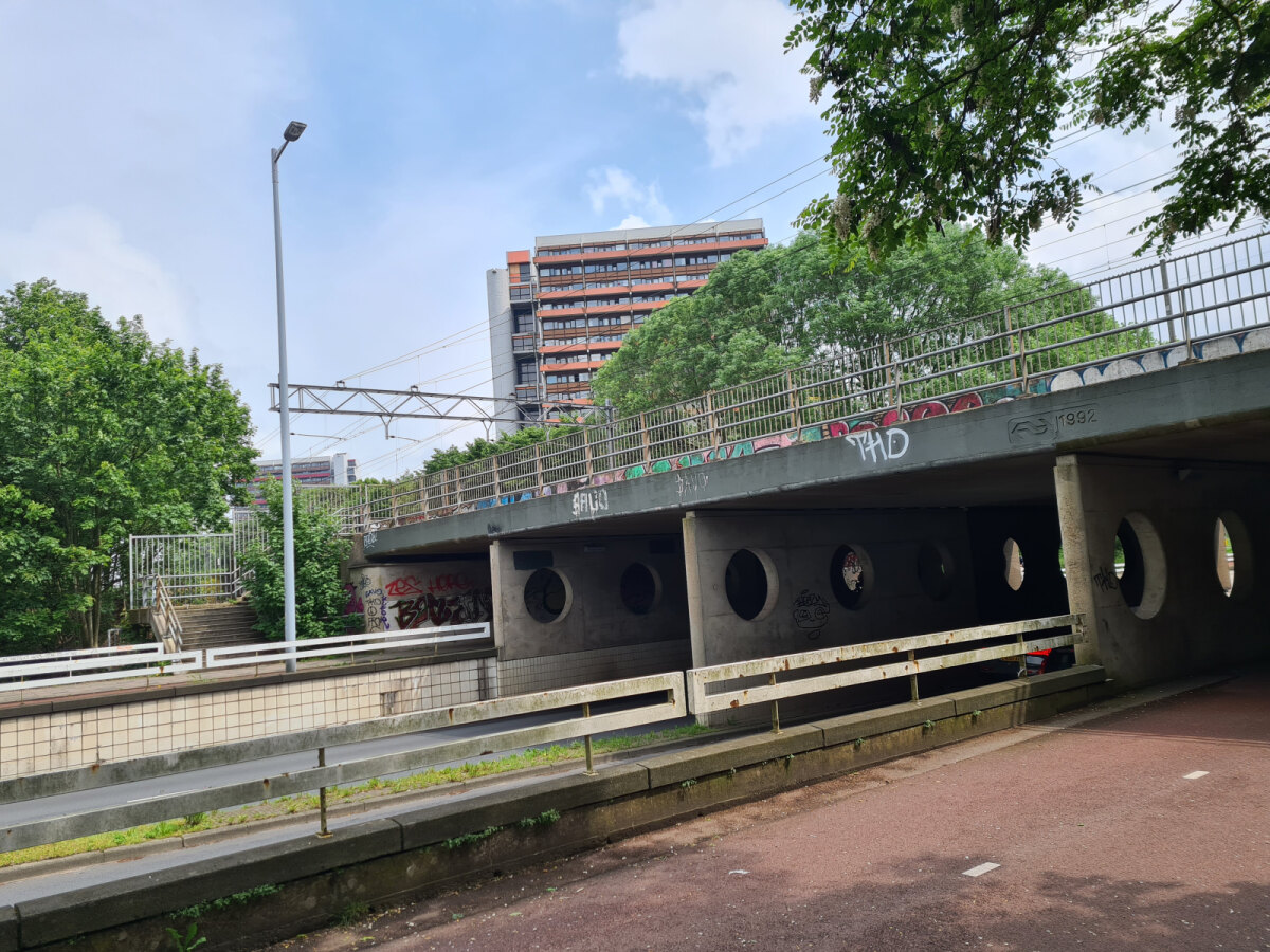 Een hoge flat langs het spoor. Foto: R. Taams