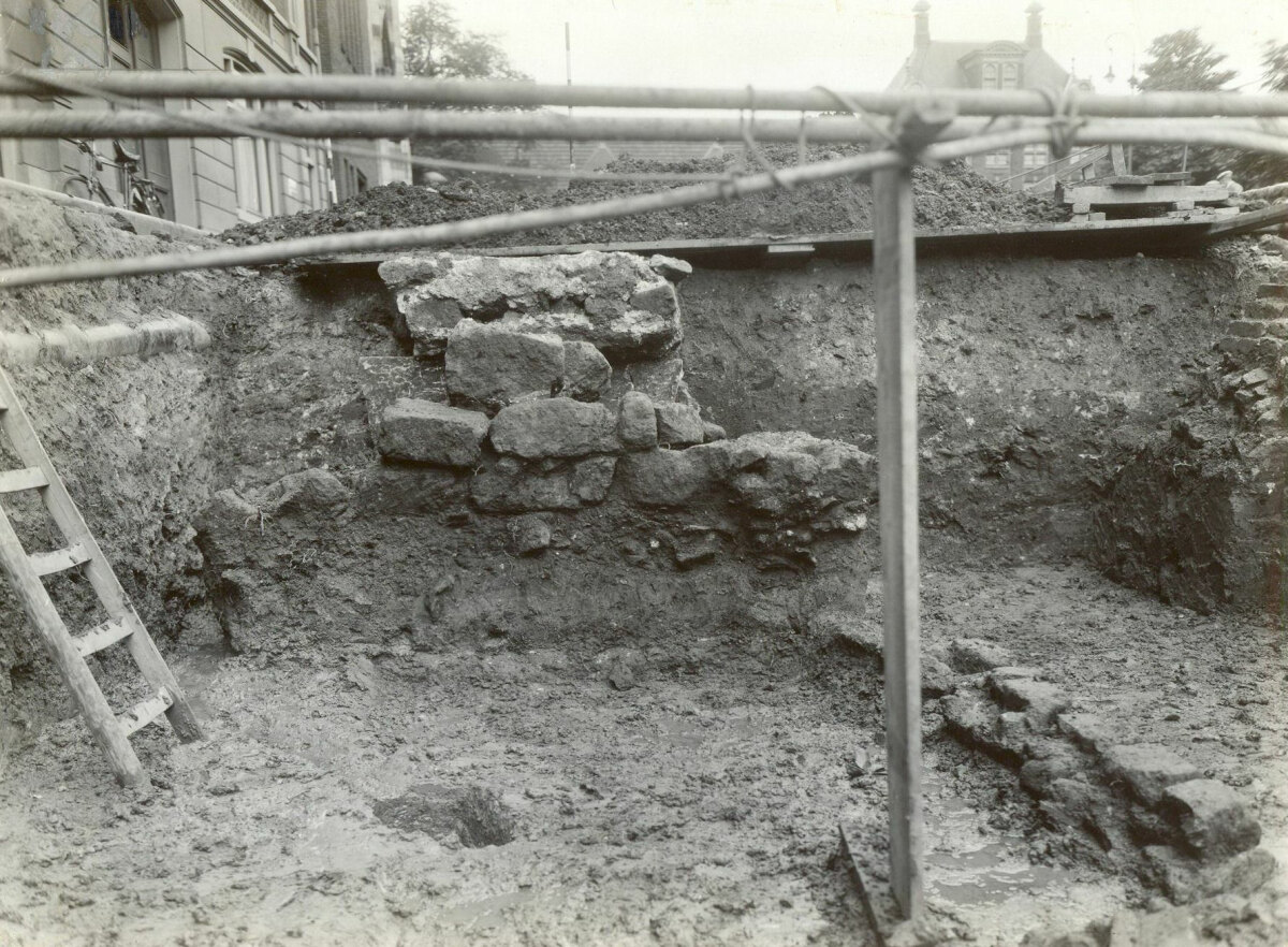 Resten van een romeinse muur op het Domplein. Foto: HUA 1933