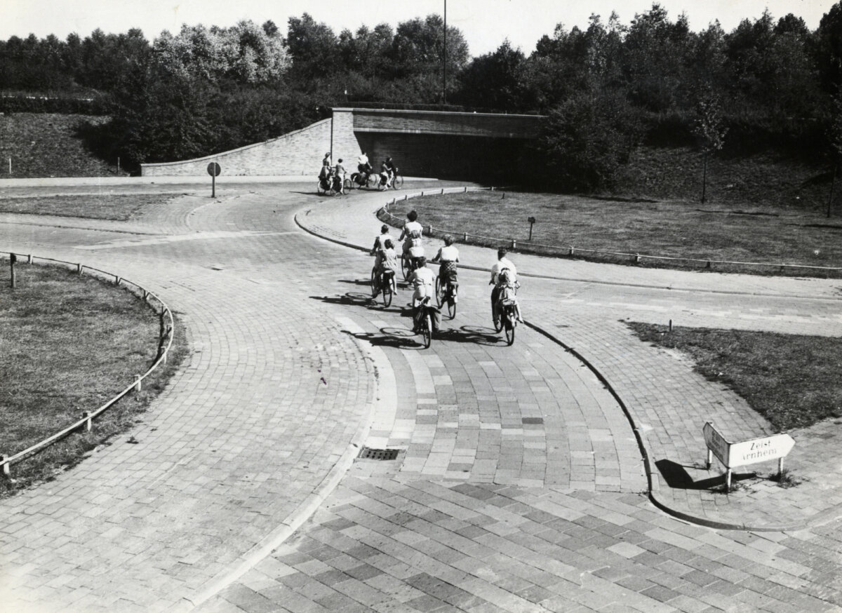 De ongelijkvloerse kruising De Berekuil in 1953. Foto: Van Slooten / HUA
