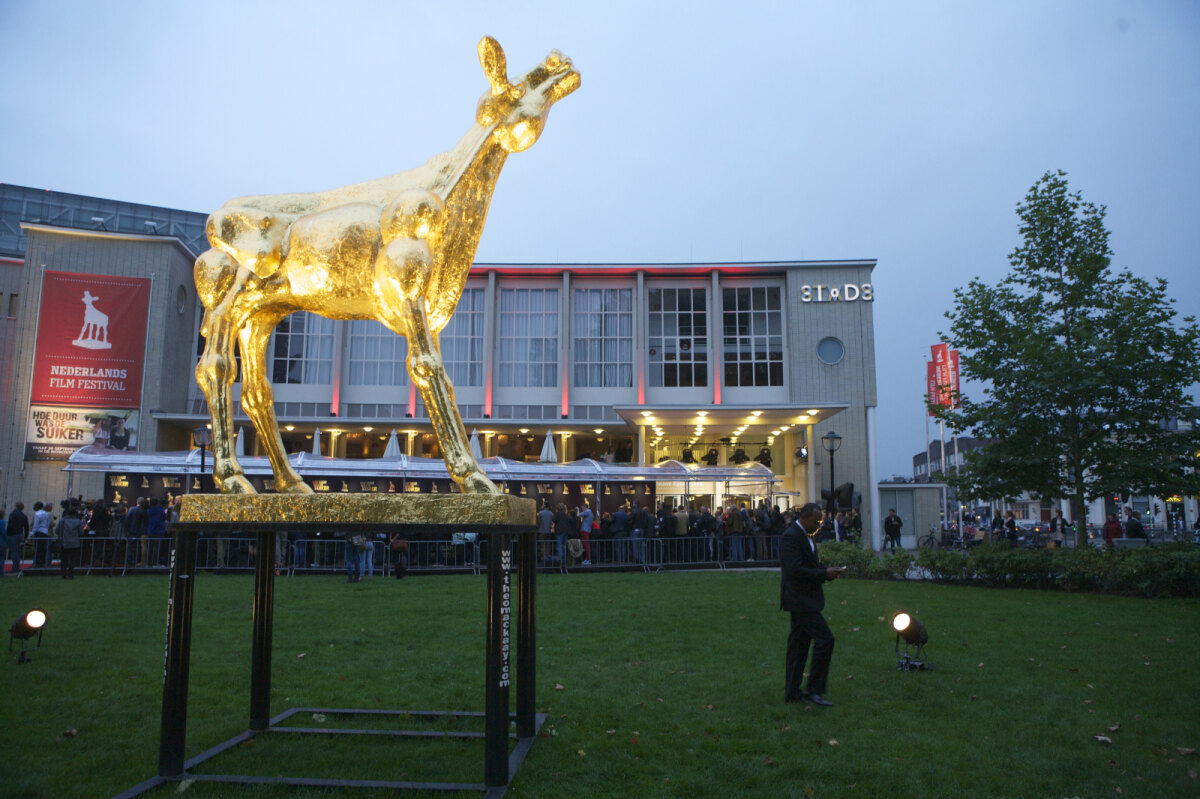 Het Gouden Kalf voor de Stadsschouwburg in Utrecht. Foto: Ton van den Berg