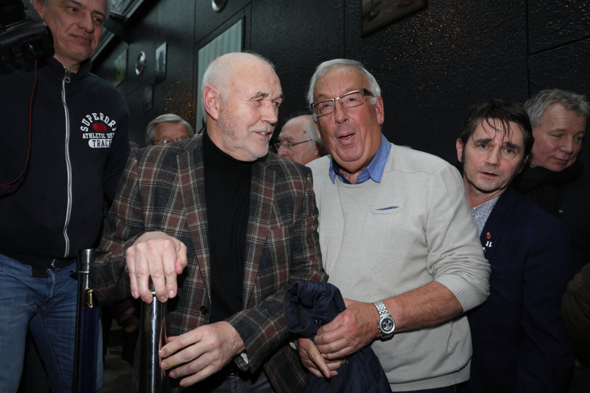 Oud-voetballers Leo van Veen en Frans de Bruin en rechts filmmaker Robbert Bleys bij premiere van de docu FC Fusie in 2019. Foto: Ton van den Berg