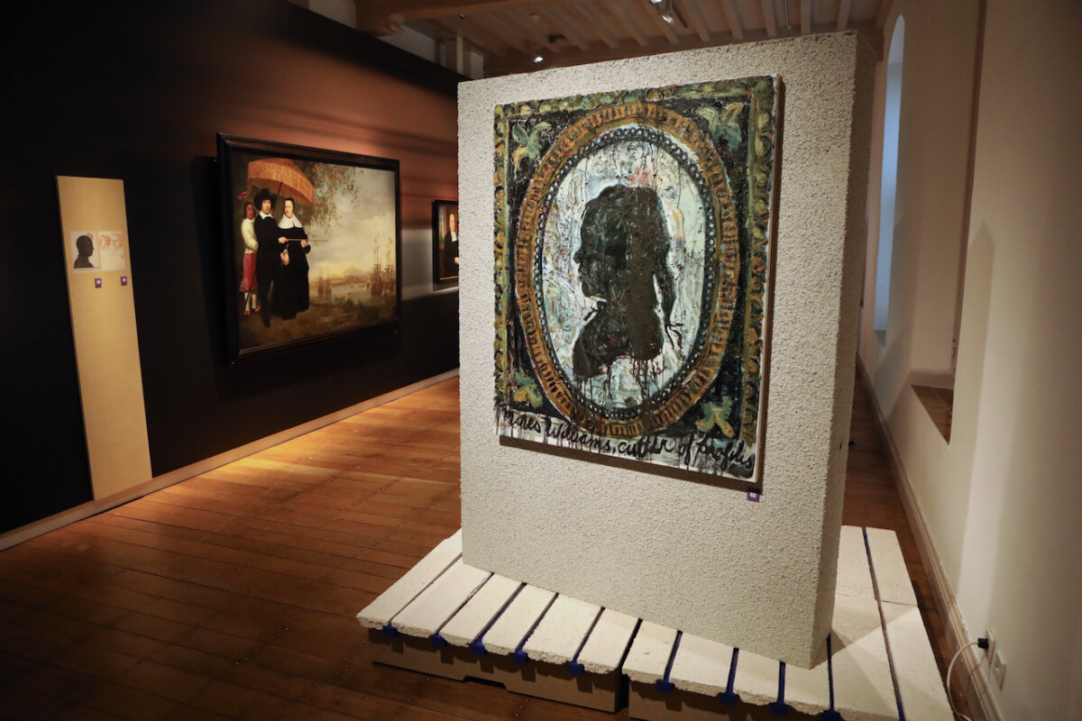 Een van de zalen van de expositie, met vooraan een schilderij uit 2022 van Natasja Kensmill. Foto: Ton van den Berg