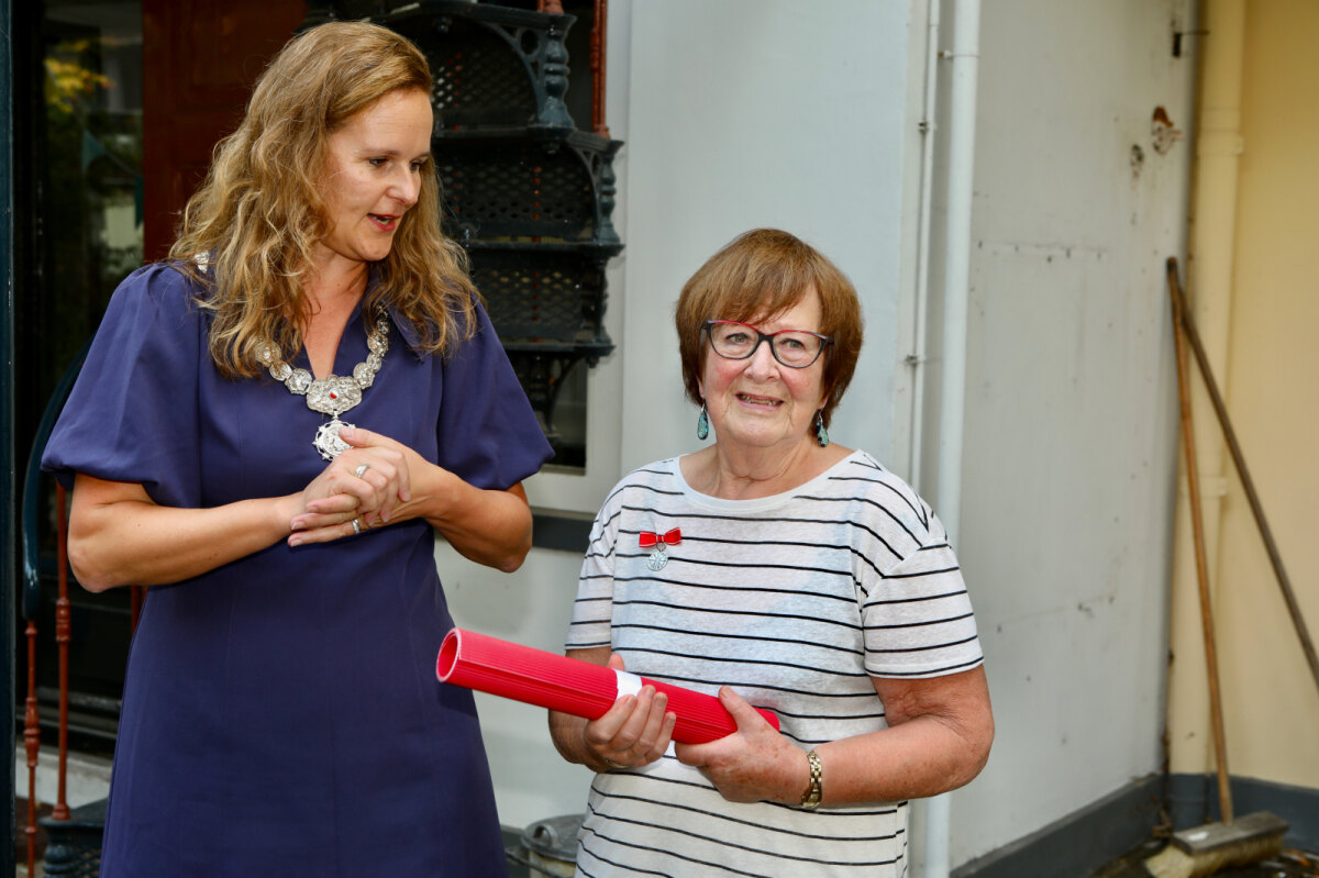 Leonoor Saraber met oorkonde en opgespelde onderscheiding naast loco-burgemeester Rachel Streefland. Foto: Ton van den Berg