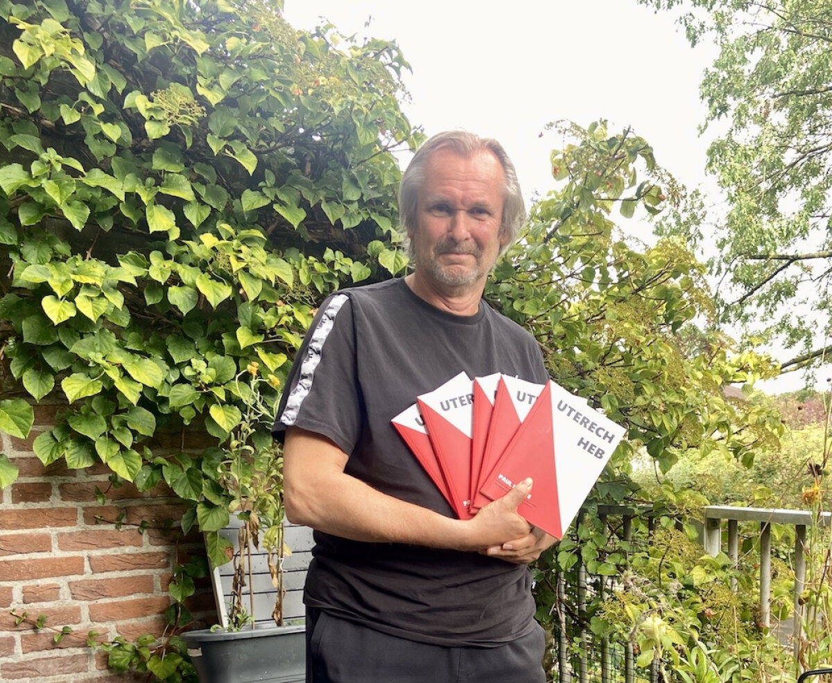 Paul Bersee met zijn boek Uterech Heb... Foto: Oostkrant/Arnoud Wolff