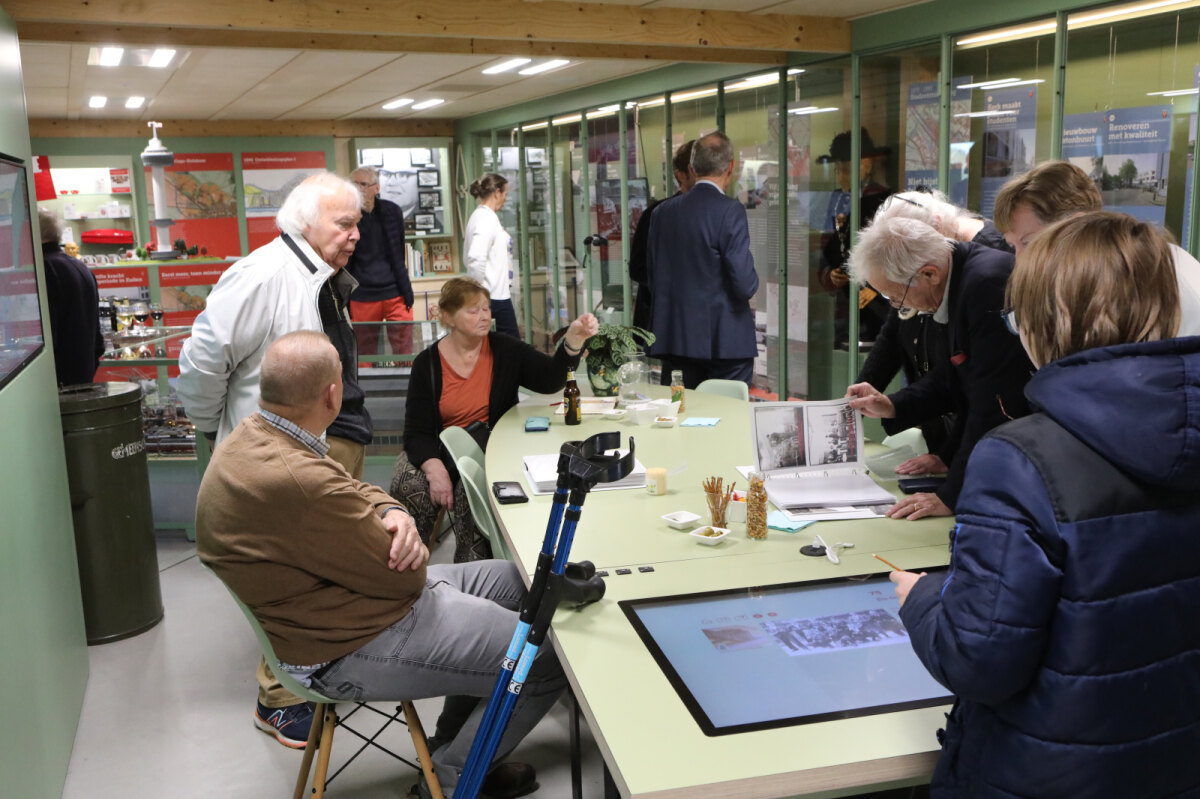 Bezoekers in het Museum van Zuilen. Foto: Ton van den Berg