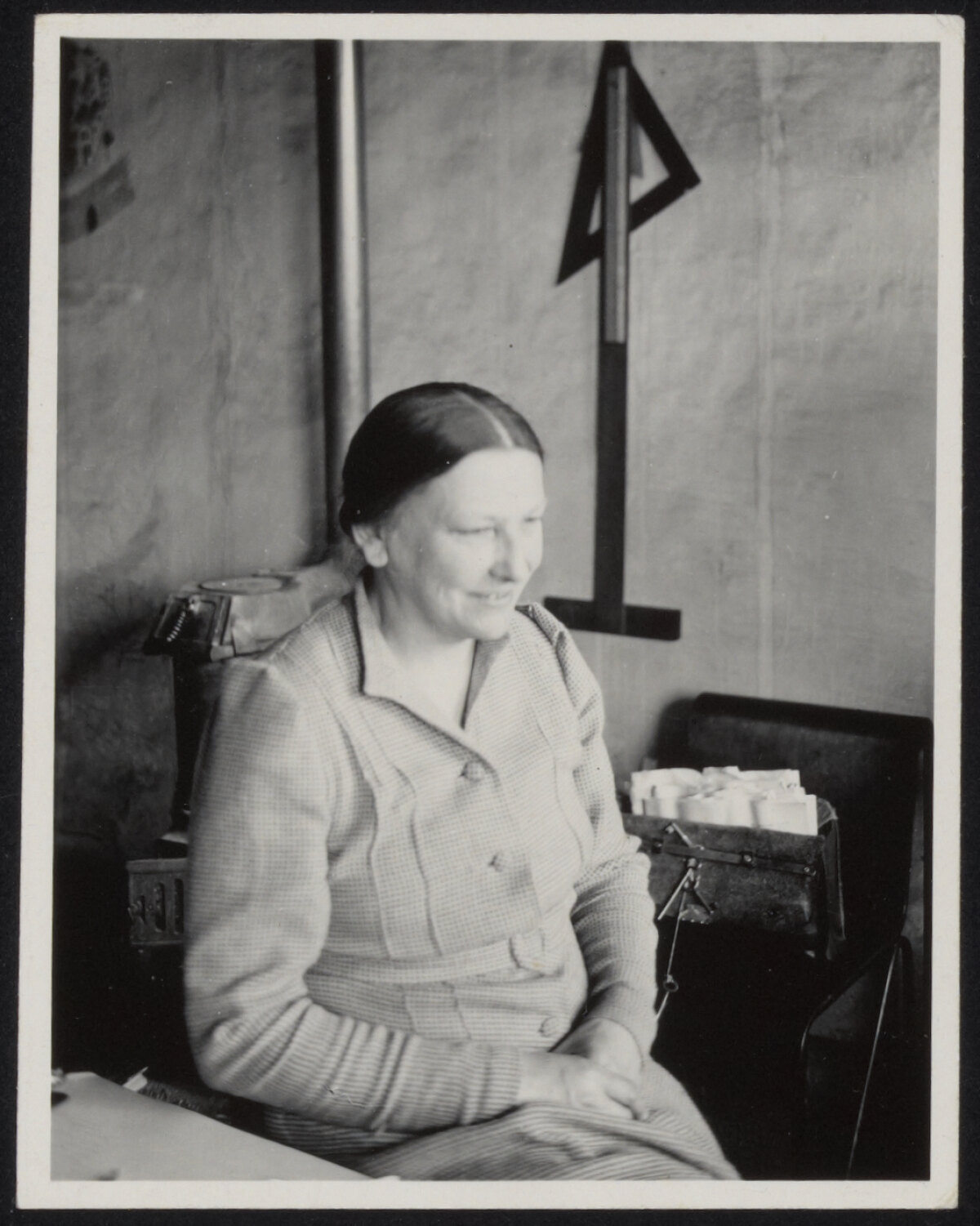 Truus Schröder, waarschijnlijk gefotografeerd in Rietvelds atelier aan de Oudegracht, jaren 40 © Centraal Museum Utrecht / Rietveld Schröderarchief