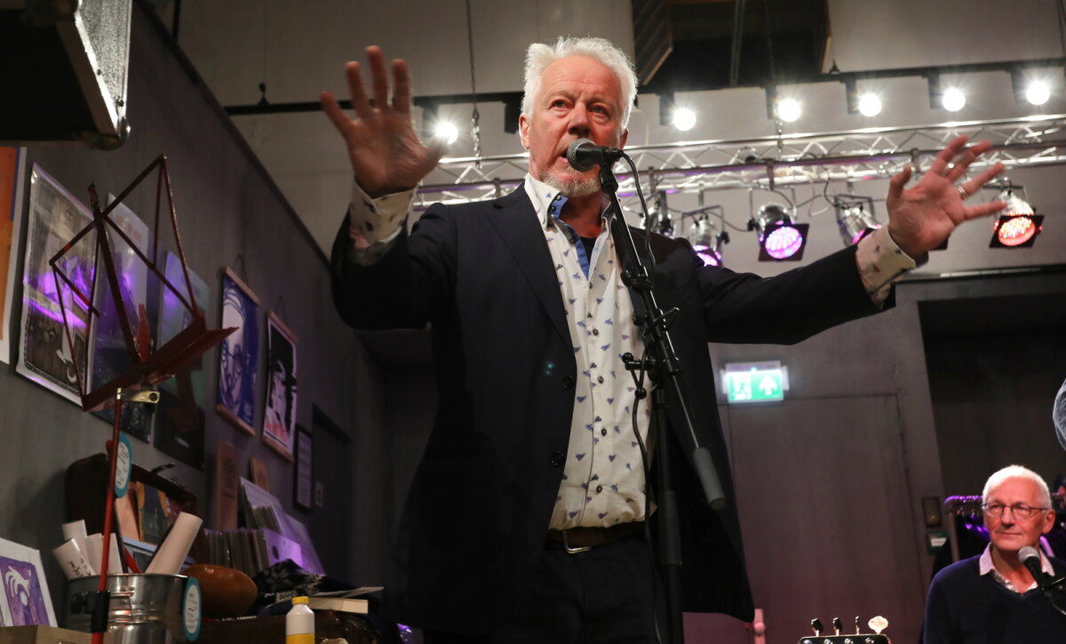 Rob H. Bekker, schrijver van 'Onvoltooide muziek', doet David Thomas. Foto: Ton van den Berg