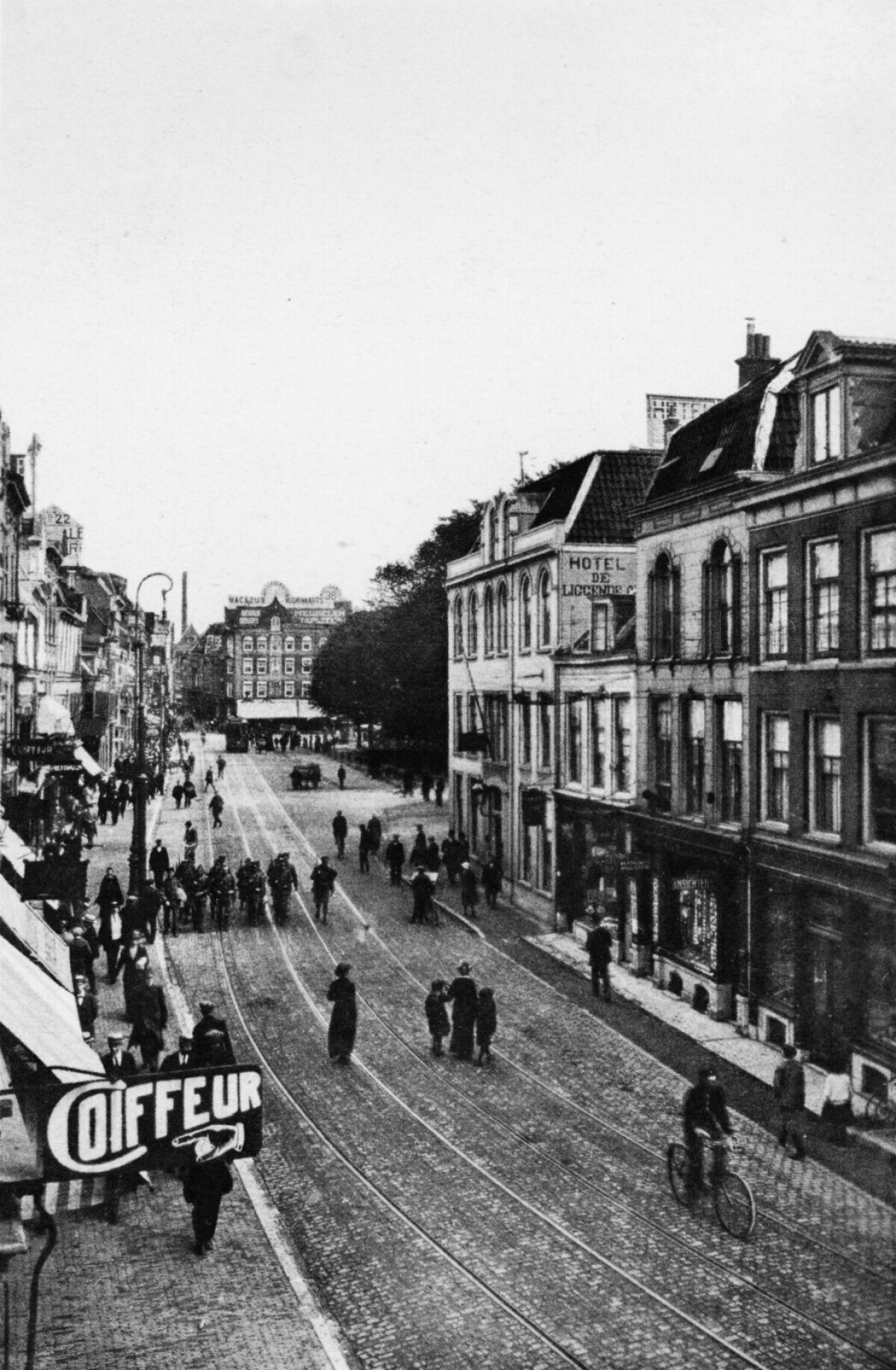 De 'straat' zoals omschreven vanuit het westen met rechts achteraan het rijtje het hotel 'De Liggende Os'. Foto van ca. 1915.